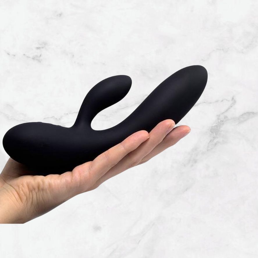 Sfeervolle productpresentatie van paarse rabbit vibrator in zachte verlichting